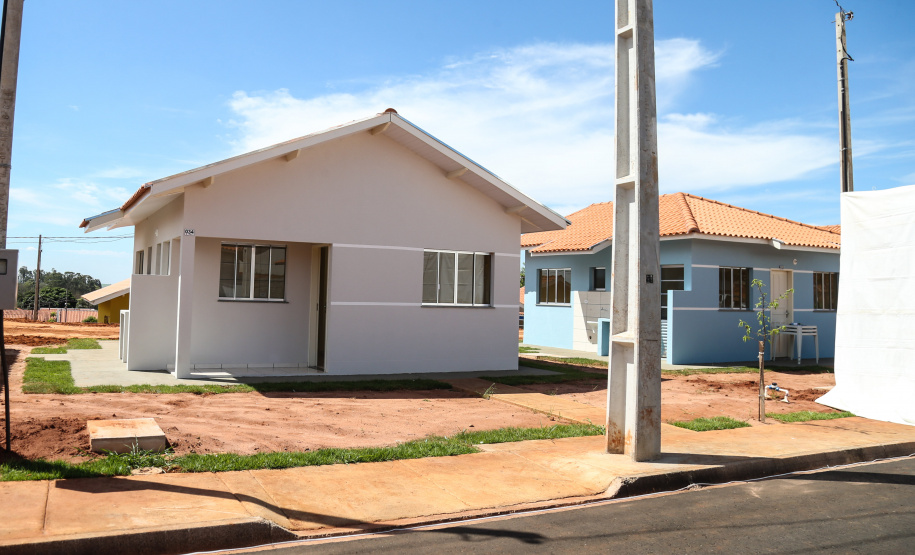 O governador Carlos Massa Ratinho Junior participa nesta sexta-feira (12) da inauguração do residencial Manoel Bono Belascuzas e entrega as chaves da casa própria para 44 famílias de Nova Londrina, no Noroeste do Estado. O empreendimento foi construído em um trabalho integrado do Governo do Estado, por meio da Cohapar, Copel e Sanepar, com o governo federal e a prefeitura. Nova Londrina, 12/04/2019 - Foto: Geraldo Bubniak/ANPr
