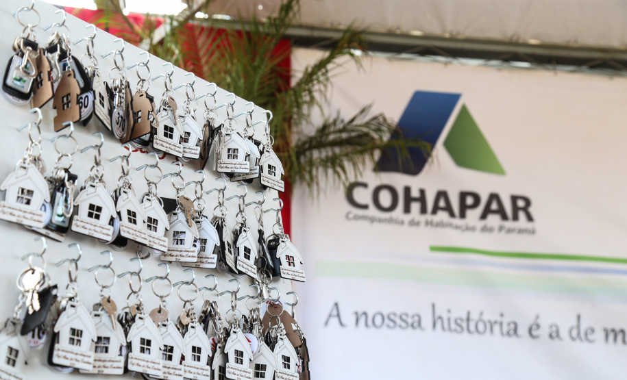 O governador Carlos Massa Ratinho Junior participa nesta sexta-feira (12) da inauguração do residencial Manoel Bono Belascuzas e entrega as chaves da casa própria para 44 famílias de Nova Londrina, no Noroeste do Estado. O empreendimento foi construído em um trabalho integrado do Governo do Estado, por meio da Cohapar, Copel e Sanepar, com o governo federal e a prefeitura. Nova Londrina, 12/04/2019 - Foto: Geraldo Bubniak/ANPr