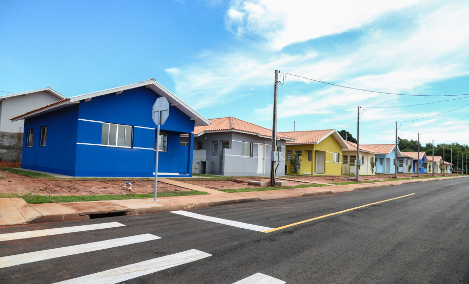 O governador Carlos Massa Ratinho Junior participa nesta sexta-feira (12) da inauguração do residencial Manoel Bono Belascuzas e entrega as chaves da casa própria para 44 famílias de Nova Londrina, no Noroeste do Estado. O empreendimento foi construído em um trabalho integrado do Governo do Estado, por meio da Cohapar, Copel e Sanepar, com o governo federal e a prefeitura. Nova Londrina, 12/04/2019 - Foto: Geraldo Bubniak/ANPr