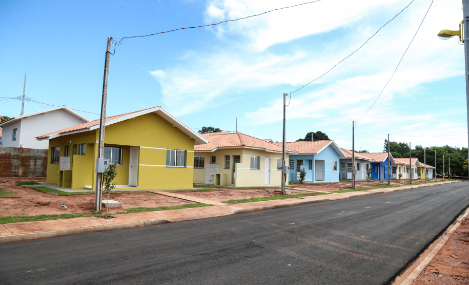 O governador Carlos Massa Ratinho Junior participa nesta sexta-feira (12) da inauguração do residencial Manoel Bono Belascuzas e entrega as chaves da casa própria para 44 famílias de Nova Londrina, no Noroeste do Estado. O empreendimento foi construído em um trabalho integrado do Governo do Estado, por meio da Cohapar, Copel e Sanepar, com o governo federal e a prefeitura. Nova Londrina, 12/04/2019 - Foto: Geraldo Bubniak/ANPr