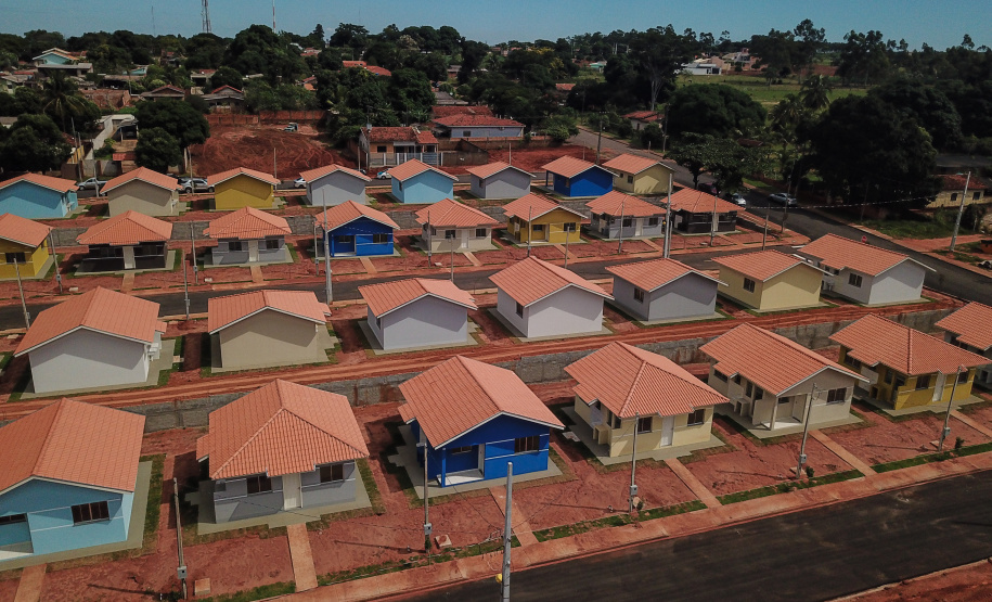 O governador Carlos Massa Ratinho Junior participa nesta sexta-feira (12) da inauguração do residencial Manoel Bono Belascuzas e entrega as chaves da casa própria para 44 famílias de Nova Londrina, no Noroeste do Estado. O empreendimento foi construído em um trabalho integrado do Governo do Estado, por meio da Cohapar, Copel e Sanepar, com o governo federal e a prefeitura. Nova Londrina, 12/04/2019 - Foto: Geraldo Bubniak/ANPr