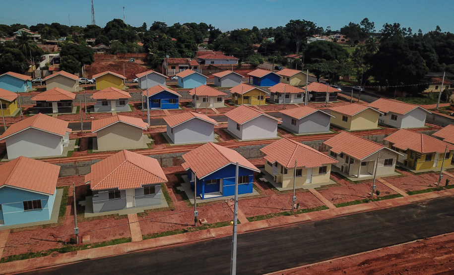 O governador Carlos Massa Ratinho Junior participa nesta sexta-feira (12) da inauguração do residencial Manoel Bono Belascuzas e entrega as chaves da casa própria para 44 famílias de Nova Londrina, no Noroeste do Estado. O empreendimento foi construído em um trabalho integrado do Governo do Estado, por meio da Cohapar, Copel e Sanepar, com o governo federal e a prefeitura. Nova Londrina, 12/04/2019 - Foto: Geraldo Bubniak/ANPr