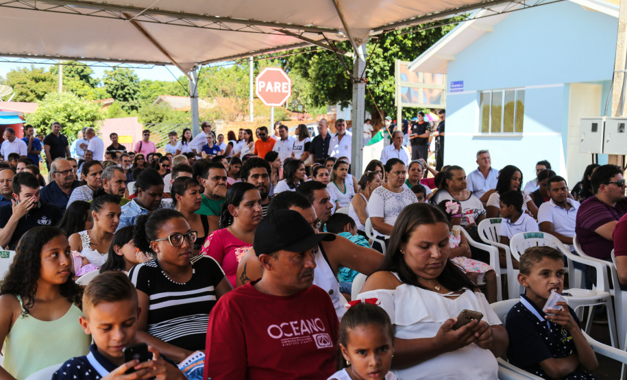 O governador Carlos Massa Ratinho Junior participa nesta sexta-feira (12) da inauguração do residencial Manoel Bono Belascuzas e entrega as chaves da casa própria para 44 famílias de Nova Londrina, no Noroeste do Estado. O empreendimento foi construído em um trabalho integrado do Governo do Estado, por meio da Cohapar, Copel e Sanepar, com o governo federal e a prefeitura. Nova Londrina, 12/04/2019 - Foto: Geraldo Bubniak/ANPr