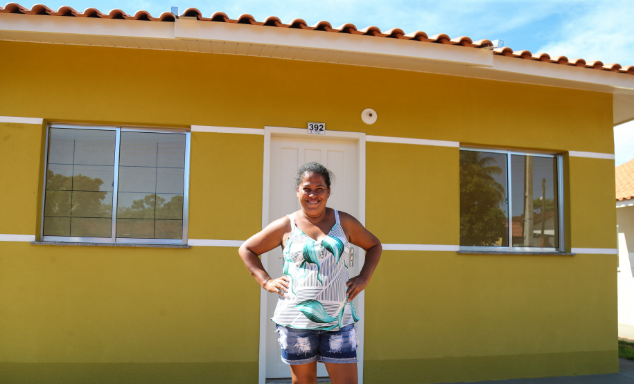 O governador Carlos Massa Ratinho Junior participa nesta sexta-feira (12) da inauguração do residencial Manoel Bono Belascuzas e entrega as chaves da casa própria para 44 famílias de Nova Londrina, no Noroeste do Estado. O empreendimento foi construído em um trabalho integrado do Governo do Estado, por meio da Cohapar, Copel e Sanepar, com o governo federal e a prefeitura. Nova Londrina, 12/04/2019 - Foto: Geraldo Bubniak/ANPr