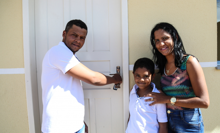 O governador Carlos Massa Ratinho Junior participa nesta sexta-feira (12) da inauguração do residencial Manoel Bono Belascuzas e entrega as chaves da casa própria para 44 famílias de Nova Londrina, no Noroeste do Estado. O empreendimento foi construído em um trabalho integrado do Governo do Estado, por meio da Cohapar, Copel e Sanepar, com o governo federal e a prefeitura. Nova Londrina, 12/04/2019 - Foto: Geraldo Bubniak/ANPr