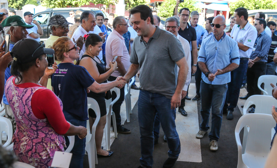 O governador Carlos Massa Ratinho Junior participa nesta sexta-feira (12) da inauguração do residencial Manoel Bono Belascuzas e entrega as chaves da casa própria para 44 famílias de Nova Londrina, no Noroeste do Estado. O empreendimento foi construído em um trabalho integrado do Governo do Estado, por meio da Cohapar, Copel e Sanepar, com o governo federal e a prefeitura. Nova Londrina, 12/04/2019 - Foto: Geraldo Bubniak/ANPr
