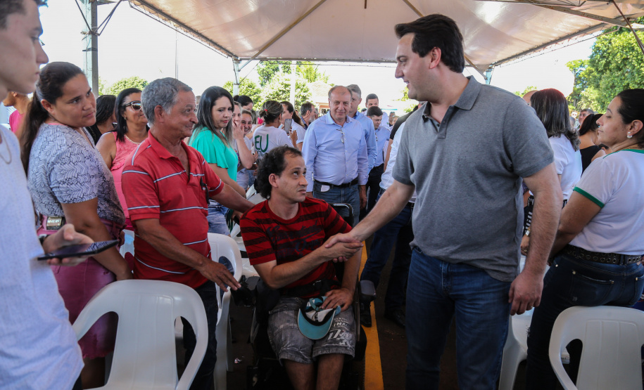O governador Carlos Massa Ratinho Junior participa nesta sexta-feira (12) da inauguração do residencial Manoel Bono Belascuzas e entrega as chaves da casa própria para 44 famílias de Nova Londrina, no Noroeste do Estado. O empreendimento foi construído em um trabalho integrado do Governo do Estado, por meio da Cohapar, Copel e Sanepar, com o governo federal e a prefeitura. Nova Londrina, 12/04/2019 - Foto: Geraldo Bubniak/ANPr