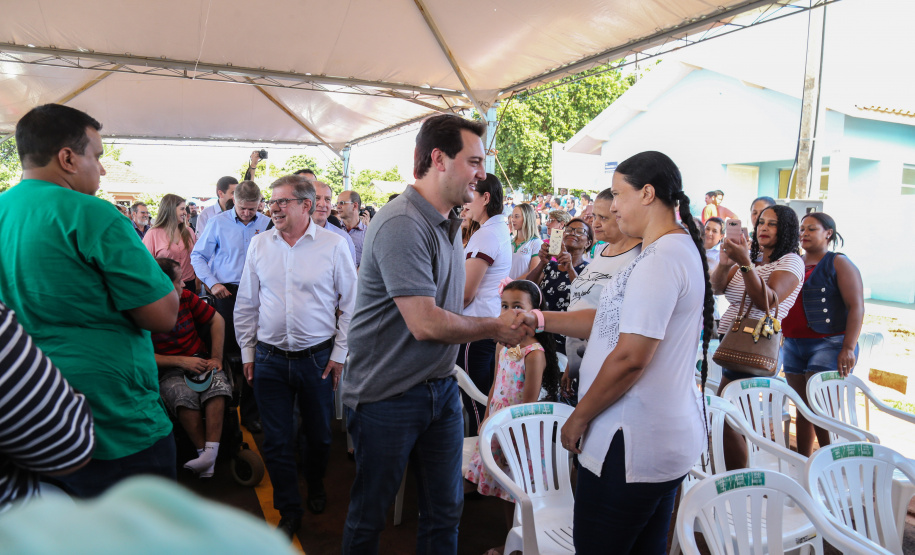O governador Carlos Massa Ratinho Junior participa nesta sexta-feira (12) da inauguração do residencial Manoel Bono Belascuzas e entrega as chaves da casa própria para 44 famílias de Nova Londrina, no Noroeste do Estado. O empreendimento foi construído em um trabalho integrado do Governo do Estado, por meio da Cohapar, Copel e Sanepar, com o governo federal e a prefeitura. Nova Londrina, 12/04/2019 - Foto: Geraldo Bubniak/ANPr