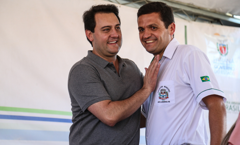 O governador Carlos Massa Ratinho Junior participa nesta sexta-feira (12) da inauguração do residencial Manoel Bono Belascuzas e entrega as chaves da casa própria para 44 famílias de Nova Londrina, no Noroeste do Estado. O empreendimento foi construído em um trabalho integrado do Governo do Estado, por meio da Cohapar, Copel e Sanepar, com o governo federal e a prefeitura. Nova Londrina, 12/04/2019 - Foto: Geraldo Bubniak/ANPr