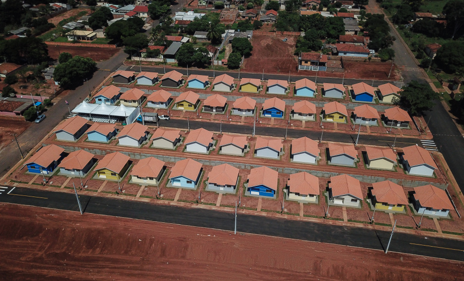 O governador Carlos Massa Ratinho Junior participa nesta sexta-feira (12) da inauguração do residencial Manoel Bono Belascuzas e entrega as chaves da casa própria para 44 famílias de Nova Londrina, no Noroeste do Estado. O empreendimento foi construído em um trabalho integrado do Governo do Estado, por meio da Cohapar, Copel e Sanepar, com o governo federal e a prefeitura. Nova Londrina, 12/04/2019 - Foto: Geraldo Bubniak/ANPr