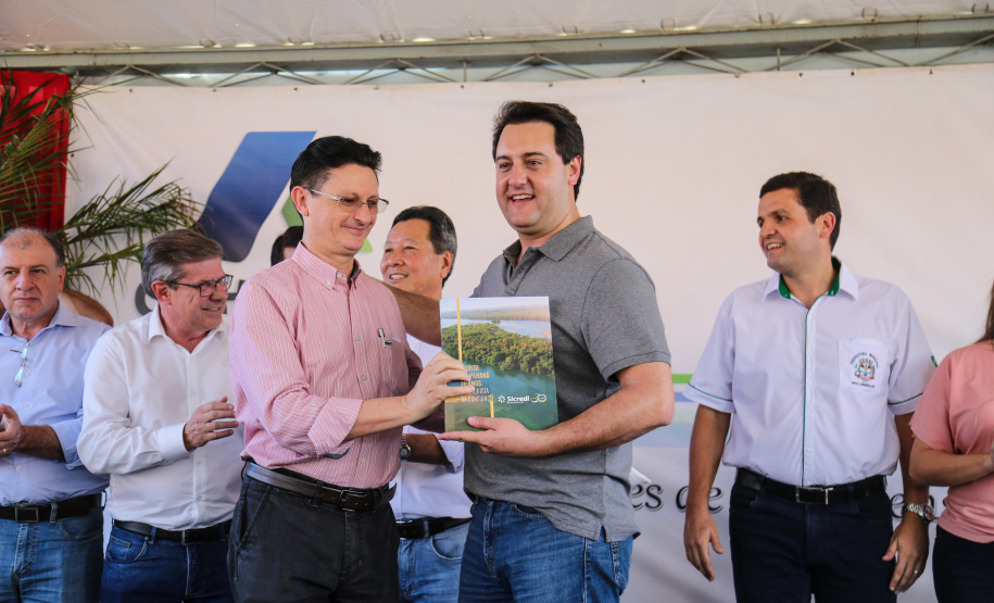 O governador Carlos Massa Ratinho Junior participa nesta sexta-feira (12) da inauguração do residencial Manoel Bono Belascuzas e entrega as chaves da casa própria para 44 famílias de Nova Londrina, no Noroeste do Estado. O empreendimento foi construído em um trabalho integrado do Governo do Estado, por meio da Cohapar, Copel e Sanepar, com o governo federal e a prefeitura. Nova Londrina, 12/04/2019 - Foto: Geraldo Bubniak/ANPr