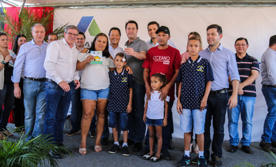 O governador Carlos Massa Ratinho Junior participa nesta sexta-feira (12) da inauguração do residencial Manoel Bono Belascuzas e entrega as chaves da casa própria para 44 famílias de Nova Londrina, no Noroeste do Estado. O empreendimento foi construído em um trabalho integrado do Governo do Estado, por meio da Cohapar, Copel e Sanepar, com o governo federal e a prefeitura. Nova Londrina, 12/04/2019 - Foto: Geraldo Bubniak/ANPr