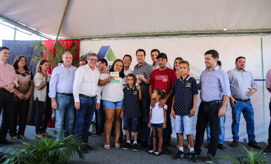 O governador Carlos Massa Ratinho Junior participa nesta sexta-feira (12) da inauguração do residencial Manoel Bono Belascuzas e entrega as chaves da casa própria para 44 famílias de Nova Londrina, no Noroeste do Estado. O empreendimento foi construído em um trabalho integrado do Governo do Estado, por meio da Cohapar, Copel e Sanepar, com o governo federal e a prefeitura. Nova Londrina, 12/04/2019 - Foto: Geraldo Bubniak/ANPr