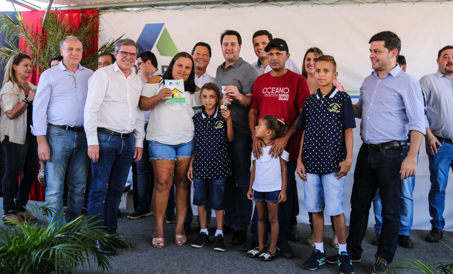 O governador Carlos Massa Ratinho Junior participa nesta sexta-feira (12) da inauguração do residencial Manoel Bono Belascuzas e entrega as chaves da casa própria para 44 famílias de Nova Londrina, no Noroeste do Estado. O empreendimento foi construído em um trabalho integrado do Governo do Estado, por meio da Cohapar, Copel e Sanepar, com o governo federal e a prefeitura. Nova Londrina, 12/04/2019 - Foto: Geraldo Bubniak/ANPr