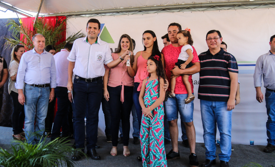 O governador Carlos Massa Ratinho Junior participa nesta sexta-feira (12) da inauguração do residencial Manoel Bono Belascuzas e entrega as chaves da casa própria para 44 famílias de Nova Londrina, no Noroeste do Estado. O empreendimento foi construído em um trabalho integrado do Governo do Estado, por meio da Cohapar, Copel e Sanepar, com o governo federal e a prefeitura. Nova Londrina, 12/04/2019 - Foto: Geraldo Bubniak/ANPr