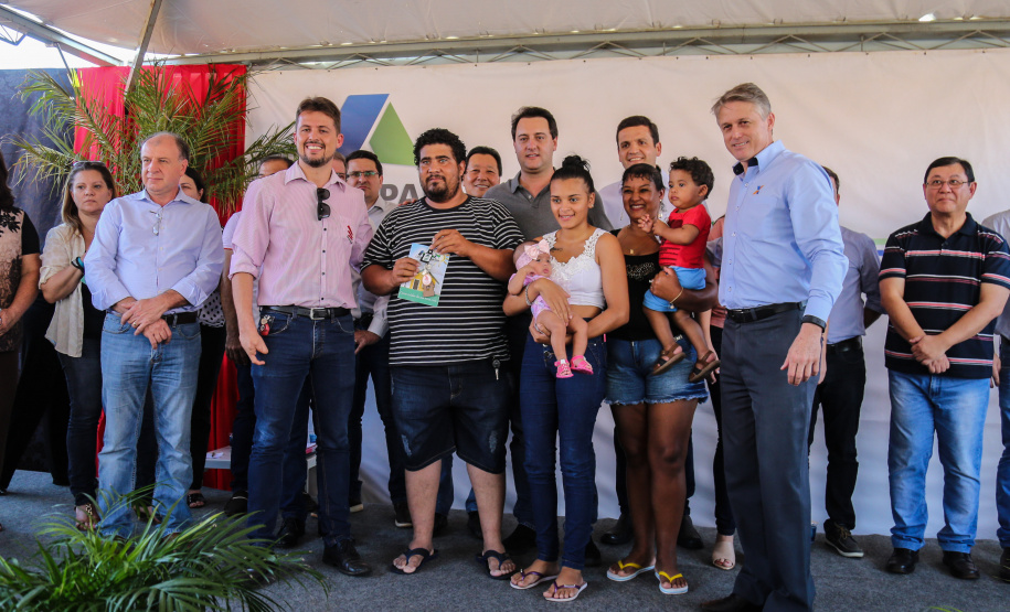 O governador Carlos Massa Ratinho Junior participa nesta sexta-feira (12) da inauguração do residencial Manoel Bono Belascuzas e entrega as chaves da casa própria para 44 famílias de Nova Londrina, no Noroeste do Estado. O empreendimento foi construído em um trabalho integrado do Governo do Estado, por meio da Cohapar, Copel e Sanepar, com o governo federal e a prefeitura. Nova Londrina, 12/04/2019 - Foto: Geraldo Bubniak/ANPr