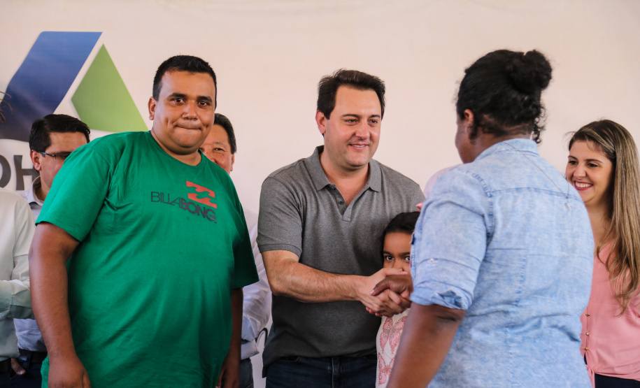 O governador Carlos Massa Ratinho Junior participa nesta sexta-feira (12) da inauguração do residencial Manoel Bono Belascuzas e entrega as chaves da casa própria para 44 famílias de Nova Londrina, no Noroeste do Estado. O empreendimento foi construído em um trabalho integrado do Governo do Estado, por meio da Cohapar, Copel e Sanepar, com o governo federal e a prefeitura. Nova Londrina, 12/04/2019 - Foto: Geraldo Bubniak/ANPr