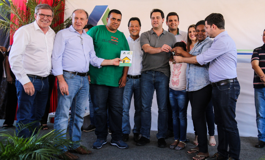 O governador Carlos Massa Ratinho Junior participa nesta sexta-feira (12) da inauguração do residencial Manoel Bono Belascuzas e entrega as chaves da casa própria para 44 famílias de Nova Londrina, no Noroeste do Estado. O empreendimento foi construído em um trabalho integrado do Governo do Estado, por meio da Cohapar, Copel e Sanepar, com o governo federal e a prefeitura. Nova Londrina, 12/04/2019 - Foto: Geraldo Bubniak/ANPr