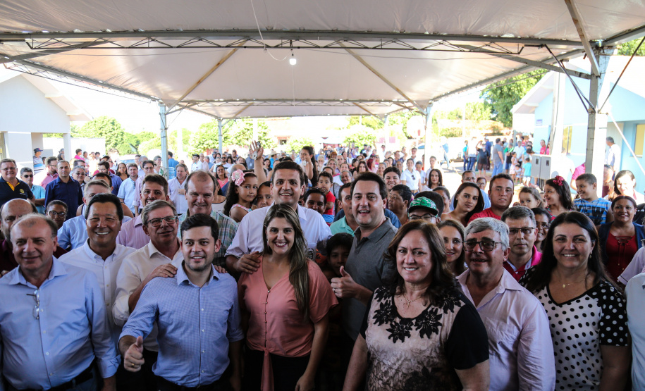 O governador Carlos Massa Ratinho Junior participa nesta sexta-feira (12) da inauguração do residencial Manoel Bono Belascuzas e entrega as chaves da casa própria para 44 famílias de Nova Londrina, no Noroeste do Estado. O empreendimento foi construído em um trabalho integrado do Governo do Estado, por meio da Cohapar, Copel e Sanepar, com o governo federal e a prefeitura. Nova Londrina, 12/04/2019 - Foto: Geraldo Bubniak/ANPr