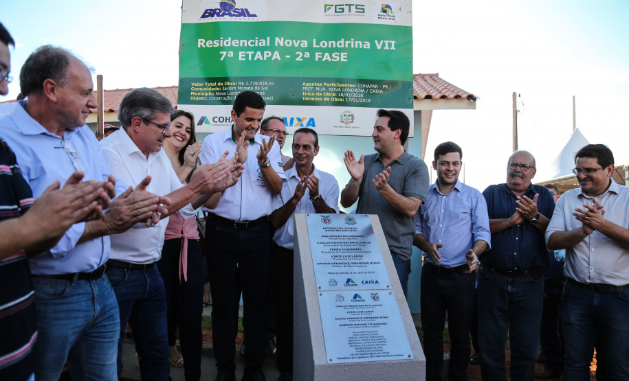 O governador Carlos Massa Ratinho Junior participa nesta sexta-feira (12) da inauguração do residencial Manoel Bono Belascuzas e entrega as chaves da casa própria para 44 famílias de Nova Londrina, no Noroeste do Estado. O empreendimento foi construído em um trabalho integrado do Governo do Estado, por meio da Cohapar, Copel e Sanepar, com o governo federal e a prefeitura. Nova Londrina, 12/04/2019 - Foto: Geraldo Bubniak/ANPr