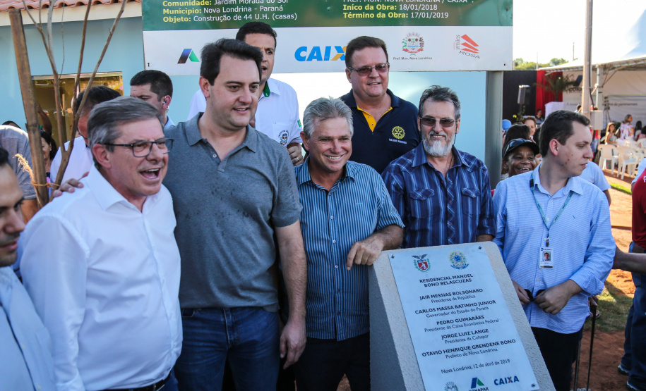 O governador Carlos Massa Ratinho Junior participa nesta sexta-feira (12) da inauguração do residencial Manoel Bono Belascuzas e entrega as chaves da casa própria para 44 famílias de Nova Londrina, no Noroeste do Estado. O empreendimento foi construído em um trabalho integrado do Governo do Estado, por meio da Cohapar, Copel e Sanepar, com o governo federal e a prefeitura. Nova Londrina, 12/04/2019 - Foto: Geraldo Bubniak/ANPr