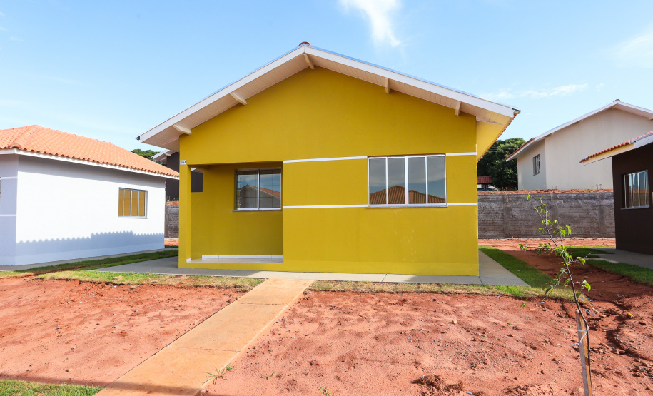 O governador Carlos Massa Ratinho Junior participa nesta sexta-feira (12) da inauguração do residencial Manoel Bono Belascuzas e entrega as chaves da casa própria para 44 famílias de Nova Londrina, no Noroeste do Estado. O empreendimento foi construído em um trabalho integrado do Governo do Estado, por meio da Cohapar, Copel e Sanepar, com o governo federal e a prefeitura. Nova Londrina, 12/04/2019 - Foto: Rodrigo Felix Leal/ANPr