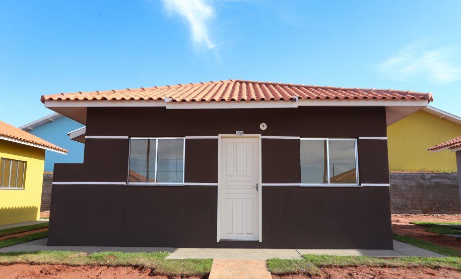 O governador Carlos Massa Ratinho Junior participa nesta sexta-feira (12) da inauguração do residencial Manoel Bono Belascuzas e entrega as chaves da casa própria para 44 famílias de Nova Londrina, no Noroeste do Estado. O empreendimento foi construído em um trabalho integrado do Governo do Estado, por meio da Cohapar, Copel e Sanepar, com o governo federal e a prefeitura. Nova Londrina, 12/04/2019 - Foto: Rodrigo Felix Leal/ANPr