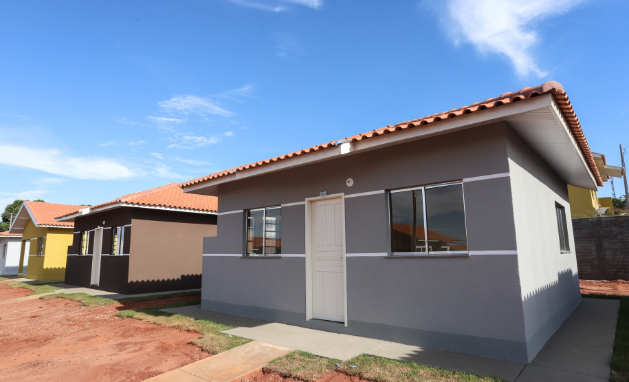 O governador Carlos Massa Ratinho Junior participa nesta sexta-feira (12) da inauguração do residencial Manoel Bono Belascuzas e entrega as chaves da casa própria para 44 famílias de Nova Londrina, no Noroeste do Estado. O empreendimento foi construído em um trabalho integrado do Governo do Estado, por meio da Cohapar, Copel e Sanepar, com o governo federal e a prefeitura. Nova Londrina, 12/04/2019 - Foto: Rodrigo Felix Leal/ANPr