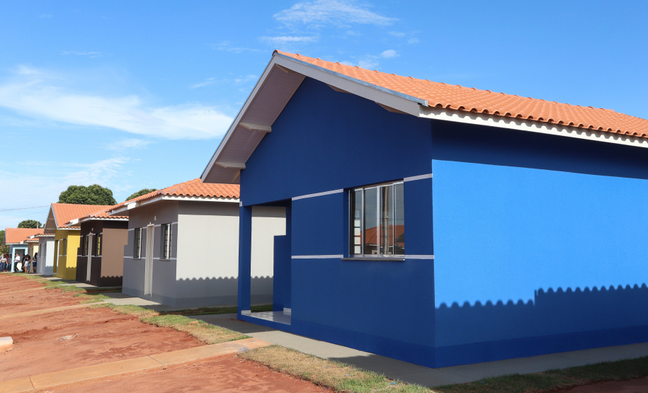 O governador Carlos Massa Ratinho Junior participa nesta sexta-feira (12) da inauguração do residencial Manoel Bono Belascuzas e entrega as chaves da casa própria para 44 famílias de Nova Londrina, no Noroeste do Estado. O empreendimento foi construído em um trabalho integrado do Governo do Estado, por meio da Cohapar, Copel e Sanepar, com o governo federal e a prefeitura. Nova Londrina, 12/04/2019 - Foto: Rodrigo Felix Leal/ANPr