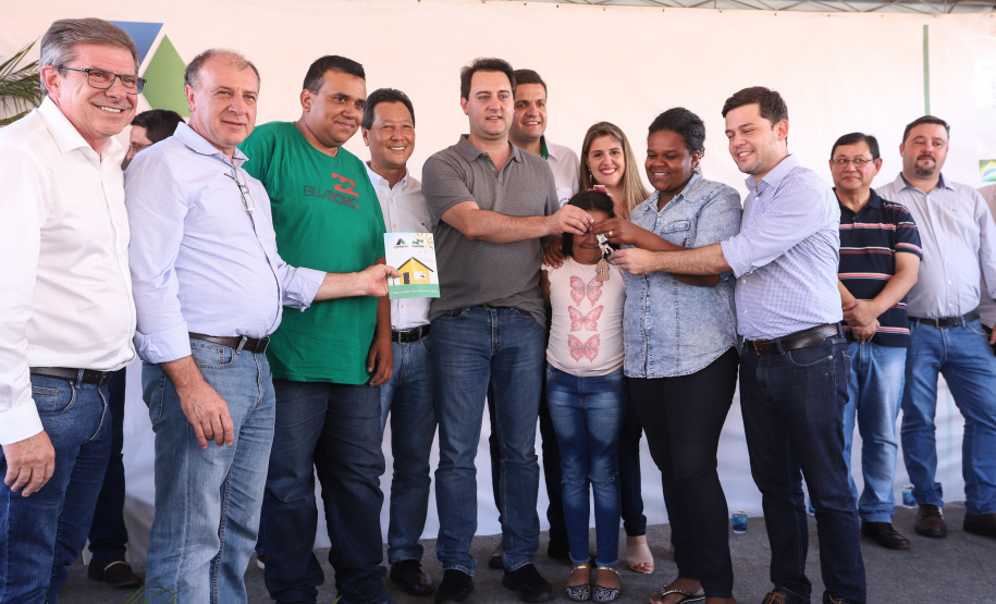 O governador Carlos Massa Ratinho Junior participa nesta sexta-feira (12) da inauguração do residencial Manoel Bono Belascuzas e entrega as chaves da casa própria para 44 famílias de Nova Londrina, no Noroeste do Estado. O empreendimento foi construído em um trabalho integrado do Governo do Estado, por meio da Cohapar, Copel e Sanepar, com o governo federal e a prefeitura. Nova Londrina, 12/04/2019 - Foto: Rodrigo Felix Leal/ANPr