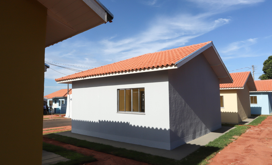 O governador Carlos Massa Ratinho Junior participa nesta sexta-feira (12) da inauguração do residencial Manoel Bono Belascuzas e entrega as chaves da casa própria para 44 famílias de Nova Londrina, no Noroeste do Estado. O empreendimento foi construído em um trabalho integrado do Governo do Estado, por meio da Cohapar, Copel e Sanepar, com o governo federal e a prefeitura. Nova Londrina, 12/04/2019 - Foto: Rodrigo Felix Leal/ANPr