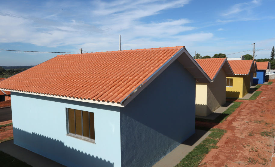 O governador Carlos Massa Ratinho Junior participa nesta sexta-feira (12) da inauguração do residencial Manoel Bono Belascuzas e entrega as chaves da casa própria para 44 famílias de Nova Londrina, no Noroeste do Estado. O empreendimento foi construído em um trabalho integrado do Governo do Estado, por meio da Cohapar, Copel e Sanepar, com o governo federal e a prefeitura. Nova Londrina, 12/04/2019 - Foto: Rodrigo Felix Leal/ANPr