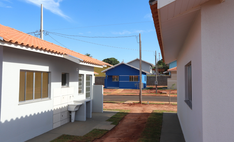 O governador Carlos Massa Ratinho Junior participa nesta sexta-feira (12) da inauguração do residencial Manoel Bono Belascuzas e entrega as chaves da casa própria para 44 famílias de Nova Londrina, no Noroeste do Estado. O empreendimento foi construído em um trabalho integrado do Governo do Estado, por meio da Cohapar, Copel e Sanepar, com o governo federal e a prefeitura. Nova Londrina, 12/04/2019 - Foto: Rodrigo Felix Leal/ANPr
