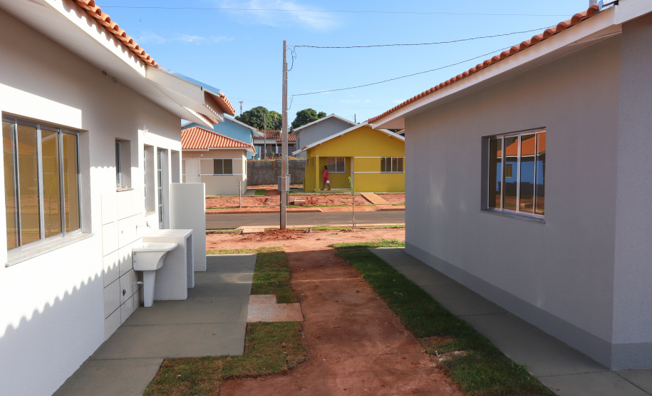 O governador Carlos Massa Ratinho Junior participa nesta sexta-feira (12) da inauguração do residencial Manoel Bono Belascuzas e entrega as chaves da casa própria para 44 famílias de Nova Londrina, no Noroeste do Estado. O empreendimento foi construído em um trabalho integrado do Governo do Estado, por meio da Cohapar, Copel e Sanepar, com o governo federal e a prefeitura. Nova Londrina, 12/04/2019 - Foto: Rodrigo Felix Leal/ANPr