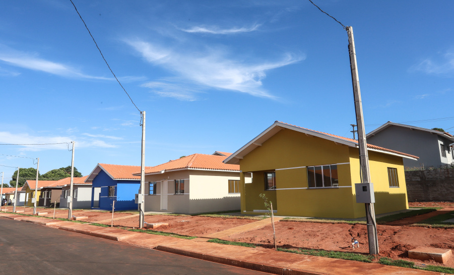 O governador Carlos Massa Ratinho Junior participa nesta sexta-feira (12) da inauguração do residencial Manoel Bono Belascuzas e entrega as chaves da casa própria para 44 famílias de Nova Londrina, no Noroeste do Estado. O empreendimento foi construído em um trabalho integrado do Governo do Estado, por meio da Cohapar, Copel e Sanepar, com o governo federal e a prefeitura. Nova Londrina, 12/04/2019 - Foto: Rodrigo Felix Leal/ANPr