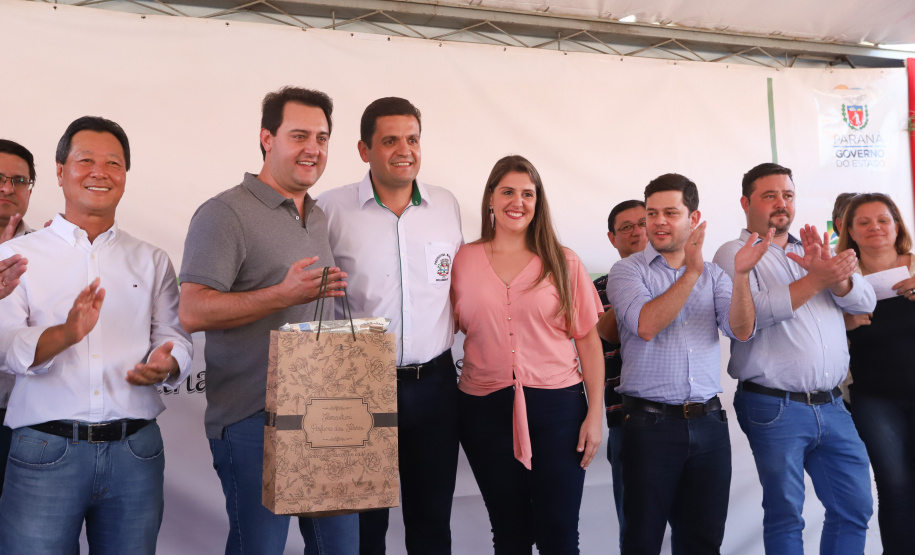 O governador Carlos Massa Ratinho Junior participa nesta sexta-feira (12) da inauguração do residencial Manoel Bono Belascuzas e entrega as chaves da casa própria para 44 famílias de Nova Londrina, no Noroeste do Estado. O empreendimento foi construído em um trabalho integrado do Governo do Estado, por meio da Cohapar, Copel e Sanepar, com o governo federal e a prefeitura. Nova Londrina, 12/04/2019 - Foto: Rodrigo Felix Leal/ANPr