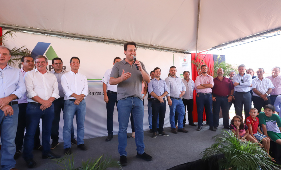 O governador Carlos Massa Ratinho Junior participa nesta sexta-feira (12) da inauguração do residencial Manoel Bono Belascuzas e entrega as chaves da casa própria para 44 famílias de Nova Londrina, no Noroeste do Estado. O empreendimento foi construído em um trabalho integrado do Governo do Estado, por meio da Cohapar, Copel e Sanepar, com o governo federal e a prefeitura. Nova Londrina, 12/04/2019 - Foto: Rodrigo Felix Leal/ANPr