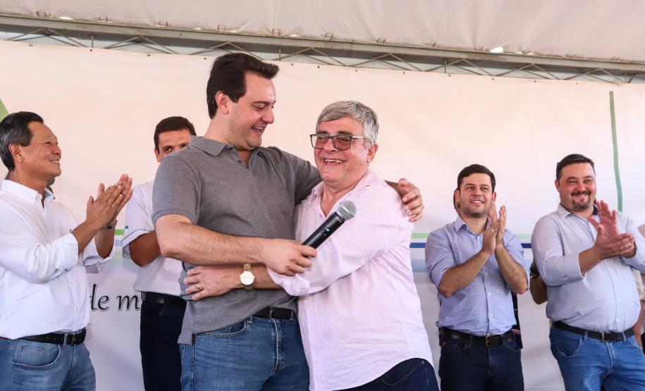 O governador Carlos Massa Ratinho Junior participa nesta sexta-feira (12) da inauguração do residencial Manoel Bono Belascuzas e entrega as chaves da casa própria para 44 famílias de Nova Londrina, no Noroeste do Estado. O empreendimento foi construído em um trabalho integrado do Governo do Estado, por meio da Cohapar, Copel e Sanepar, com o governo federal e a prefeitura. Nova Londrina, 12/04/2019 - Foto: Rodrigo Felix Leal/ANPr