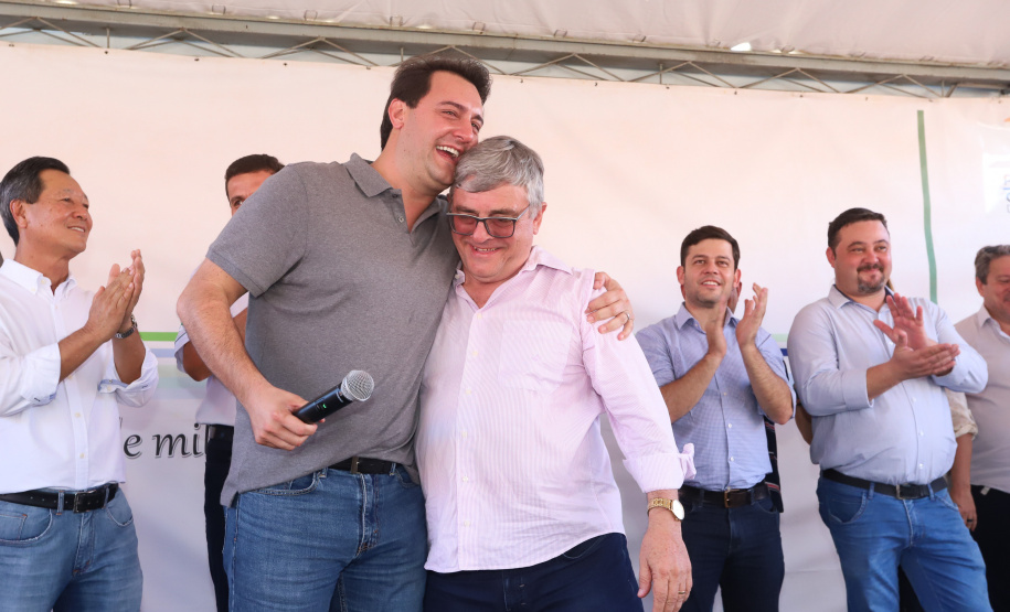 O governador Carlos Massa Ratinho Junior participa nesta sexta-feira (12) da inauguração do residencial Manoel Bono Belascuzas e entrega as chaves da casa própria para 44 famílias de Nova Londrina, no Noroeste do Estado. O empreendimento foi construído em um trabalho integrado do Governo do Estado, por meio da Cohapar, Copel e Sanepar, com o governo federal e a prefeitura. Nova Londrina, 12/04/2019 - Foto: Rodrigo Felix Leal/ANPr