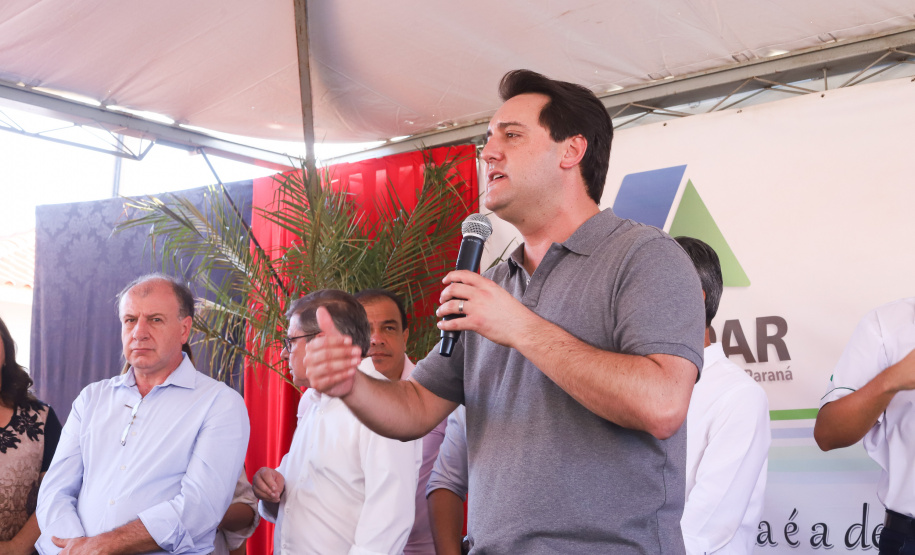 O governador Carlos Massa Ratinho Junior participa nesta sexta-feira (12) da inauguração do residencial Manoel Bono Belascuzas e entrega as chaves da casa própria para 44 famílias de Nova Londrina, no Noroeste do Estado. O empreendimento foi construído em um trabalho integrado do Governo do Estado, por meio da Cohapar, Copel e Sanepar, com o governo federal e a prefeitura. Nova Londrina, 12/04/2019 - Foto: Rodrigo Felix Leal/ANPr
