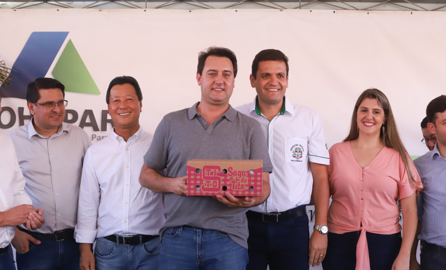 O governador Carlos Massa Ratinho Junior participa nesta sexta-feira (12) da inauguração do residencial Manoel Bono Belascuzas e entrega as chaves da casa própria para 44 famílias de Nova Londrina, no Noroeste do Estado. O empreendimento foi construído em um trabalho integrado do Governo do Estado, por meio da Cohapar, Copel e Sanepar, com o governo federal e a prefeitura. Nova Londrina, 12/04/2019 - Foto: Rodrigo Felix Leal/ANPr