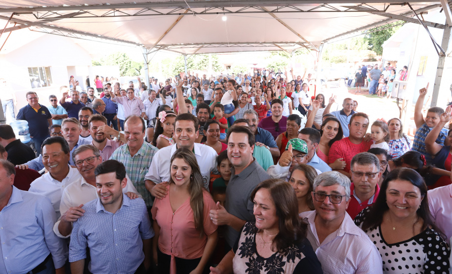 O governador Carlos Massa Ratinho Junior participa nesta sexta-feira (12) da inauguração do residencial Manoel Bono Belascuzas e entrega as chaves da casa própria para 44 famílias de Nova Londrina, no Noroeste do Estado. O empreendimento foi construído em um trabalho integrado do Governo do Estado, por meio da Cohapar, Copel e Sanepar, com o governo federal e a prefeitura. Nova Londrina, 12/04/2019 - Foto: Rodrigo Felix Leal/ANPr