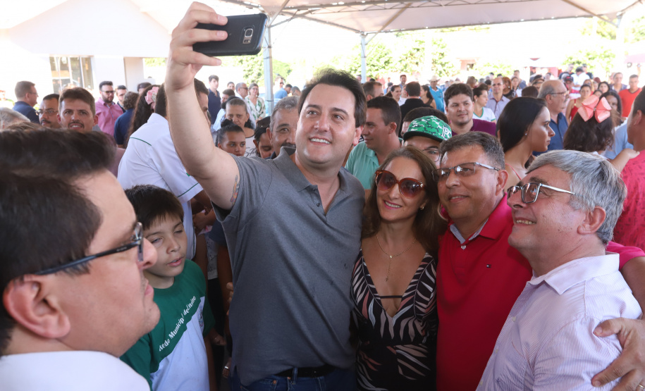O governador Carlos Massa Ratinho Junior participa nesta sexta-feira (12) da inauguração do residencial Manoel Bono Belascuzas e entrega as chaves da casa própria para 44 famílias de Nova Londrina, no Noroeste do Estado. O empreendimento foi construído em um trabalho integrado do Governo do Estado, por meio da Cohapar, Copel e Sanepar, com o governo federal e a prefeitura. Nova Londrina, 12/04/2019 - Foto: Rodrigo Felix Leal/ANPr