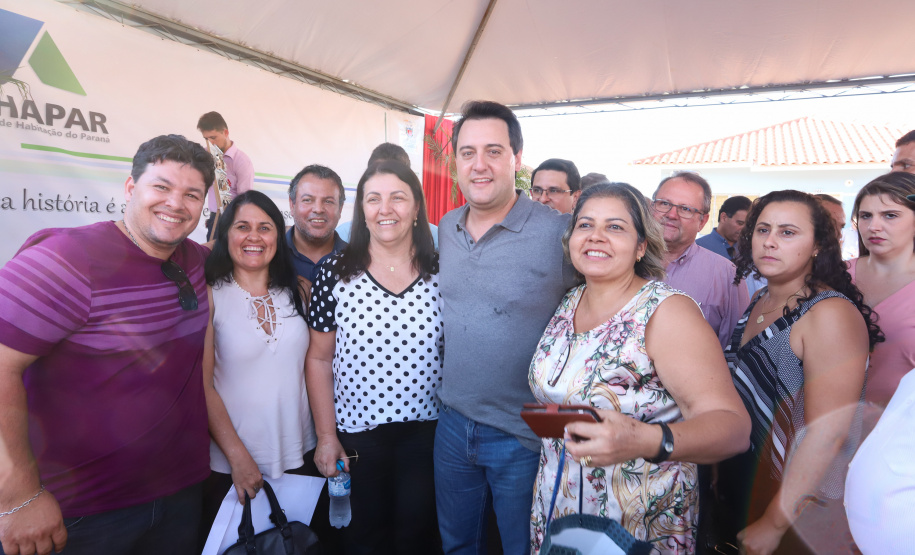 O governador Carlos Massa Ratinho Junior participa nesta sexta-feira (12) da inauguração do residencial Manoel Bono Belascuzas e entrega as chaves da casa própria para 44 famílias de Nova Londrina, no Noroeste do Estado. O empreendimento foi construído em um trabalho integrado do Governo do Estado, por meio da Cohapar, Copel e Sanepar, com o governo federal e a prefeitura. Nova Londrina, 12/04/2019 - Foto: Rodrigo Felix Leal/ANPr