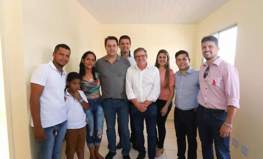 O governador Carlos Massa Ratinho Junior participa nesta sexta-feira (12) da inauguração do residencial Manoel Bono Belascuzas e entrega as chaves da casa própria para 44 famílias de Nova Londrina, no Noroeste do Estado. O empreendimento foi construído em um trabalho integrado do Governo do Estado, por meio da Cohapar, Copel e Sanepar, com o governo federal e a prefeitura. Nova Londrina, 12/04/2019 - Foto: Rodrigo Felix Leal/ANPr