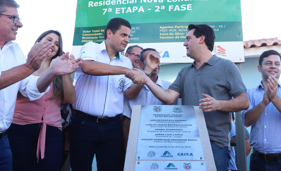 O governador Carlos Massa Ratinho Junior participa nesta sexta-feira (12) da inauguração do residencial Manoel Bono Belascuzas e entrega as chaves da casa própria para 44 famílias de Nova Londrina, no Noroeste do Estado. O empreendimento foi construído em um trabalho integrado do Governo do Estado, por meio da Cohapar, Copel e Sanepar, com o governo federal e a prefeitura. Nova Londrina, 12/04/2019 - Foto: Rodrigo Felix Leal/ANPr