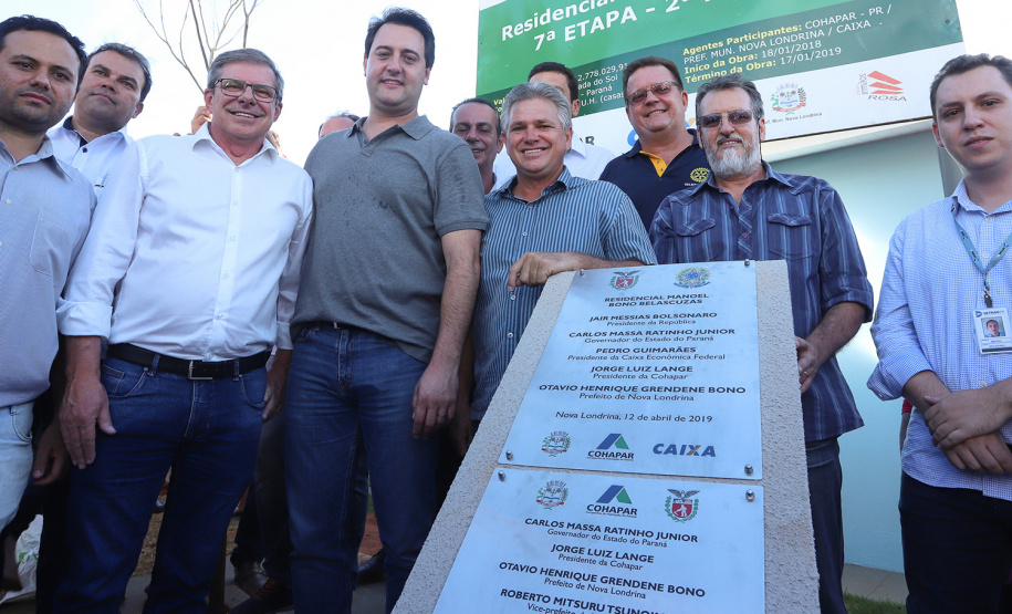 O governador Carlos Massa Ratinho Junior participa nesta sexta-feira (12) da inauguração do residencial Manoel Bono Belascuzas e entrega as chaves da casa própria para 44 famílias de Nova Londrina, no Noroeste do Estado. O empreendimento foi construído em um trabalho integrado do Governo do Estado, por meio da Cohapar, Copel e Sanepar, com o governo federal e a prefeitura. Nova Londrina, 12/04/2019 - Foto: Rodrigo Felix Leal/ANPr