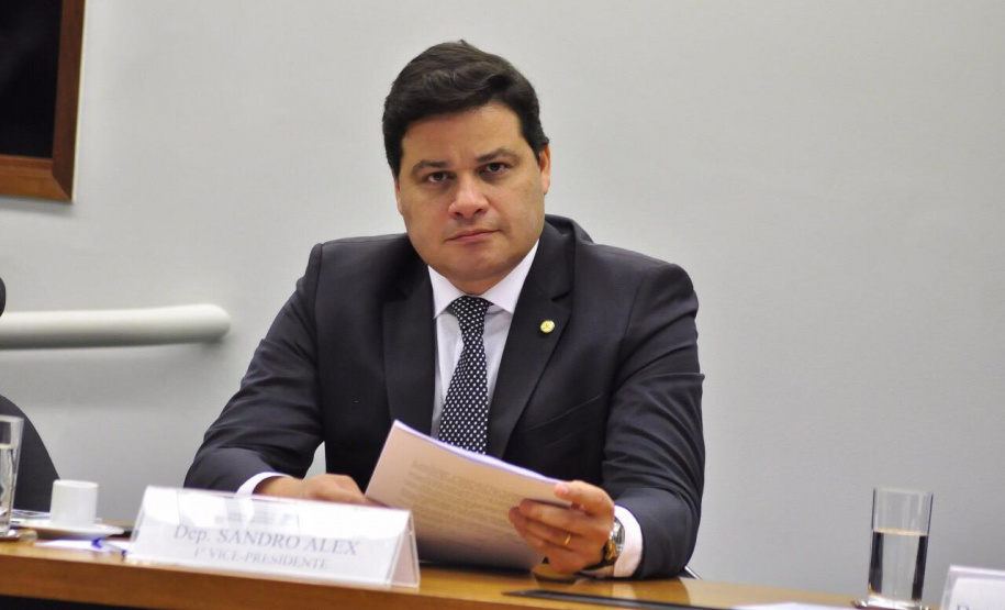 O Governo do Paraná determinou a retomada do projeto de ampliação e reforma do 2º Grupamento de Bombeiros de Ponta Grossa, nos Campos Gerais. A Secretaria de Infraestrutura e Logística trata da retomada dos trabalhos, em conjunto com a Secretaria de Segurança Pública e Administração Penitenciária e a Paraná Edificações. Na foto, o secretário da Infraestrutura e Logística, Sandro Alex  -  Curitiba, 12/04/2019  -  Foto: Divulgação SEIL