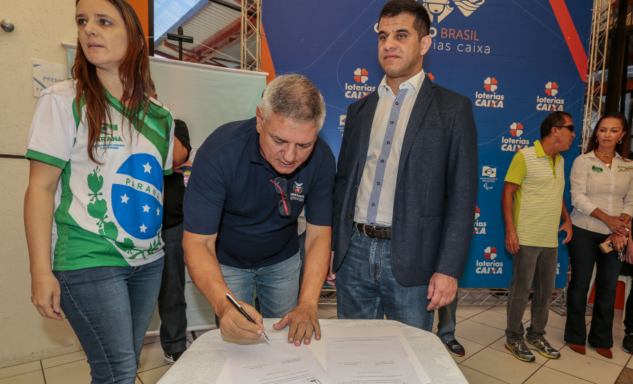 O diretor-presidente da Esporte Paraná, Helio Wirbiski, e o presidente do Comitê Paralímpico Brasileiro, Mizael Conrado, assinaram neste sábado, 13, um protocolo de intenções visando cooperação para o desenvolvimento dos esportes para pessoas com deficiência no Paraná - Curitiba, 13/04/2019 - Foto: Ale Cabral/Divulgação SEET