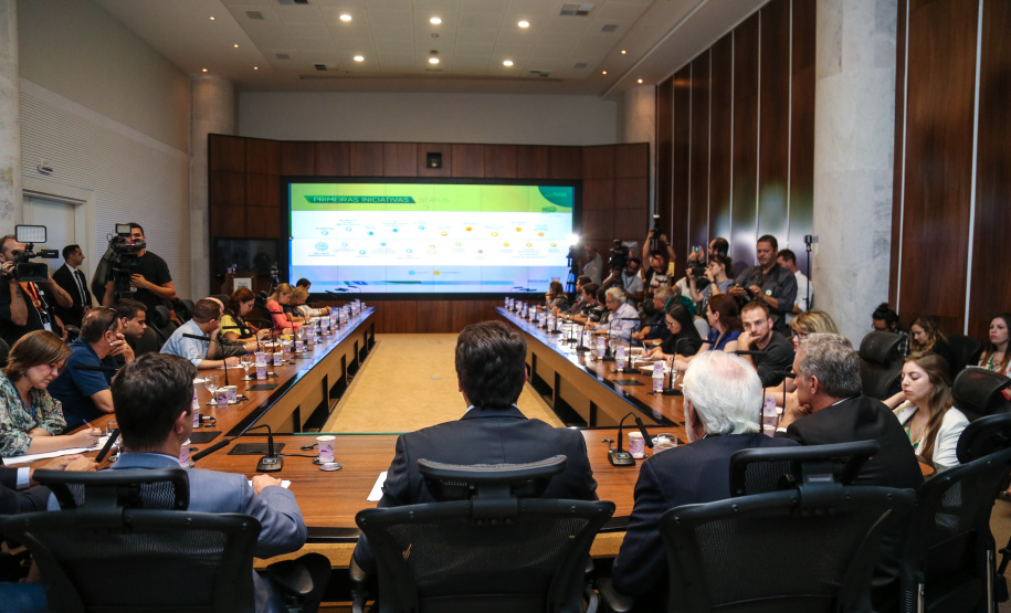 O governador Carlos Massa Ratinho Junior participa nesta segunda-feira (15) de Coletiva de Imprensa com um balanço dos 100 dias de gestão. Curitiba, 15/04/2019 - Foto: Geraldo Bubniak/ANPr